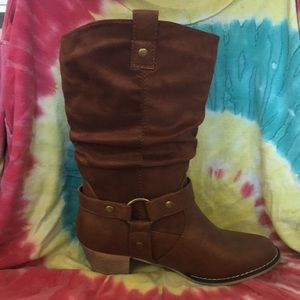 Chestnut-y cowgirl/cowboy boots!